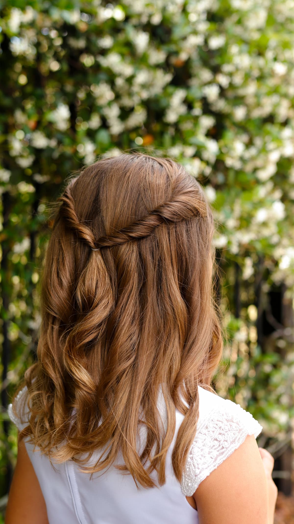 Прическа с распущенными волосами для девочки: подборка картинок